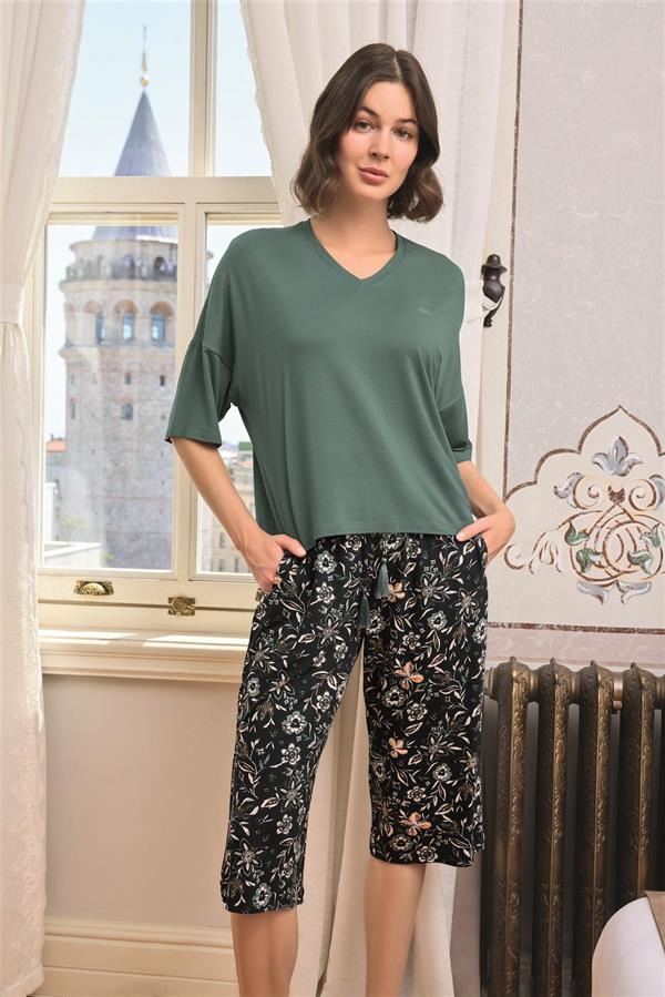 Arias Dolap Çiçek ve Yaprak Desenli V Yaka Büyük Beden Kapri Takımı